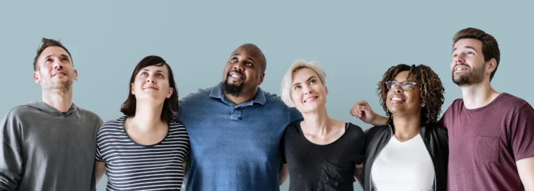 alegres-amigos-diversos-brazos-alrededor copia