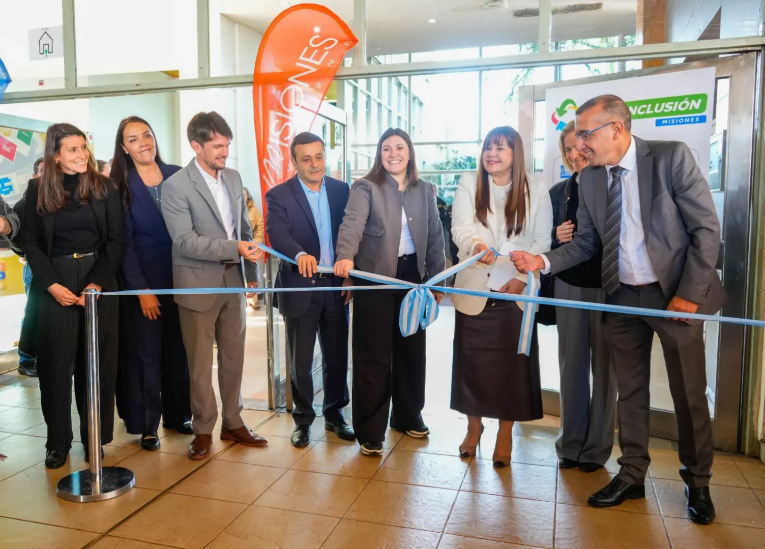 Apertura de Expo Inclusión en Posadas, corte de cinta con autoridades y referentes; evento sobre inclusión laboral y discapacidad.