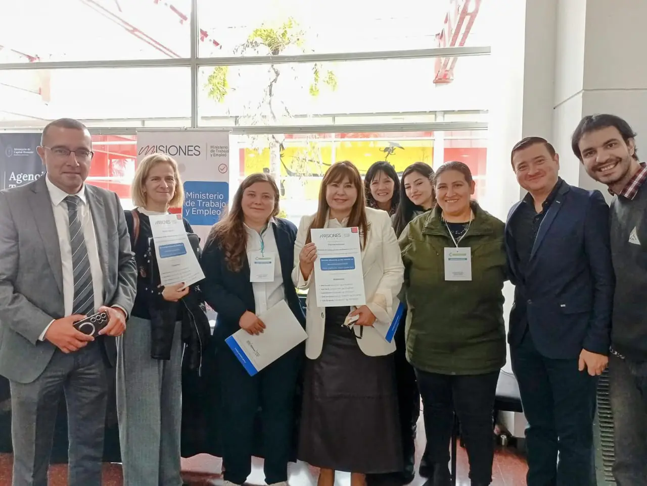 Grupo de referentes muestra material de diplomas en Expo Inclusión Misiones; capacitación y buenas prácticas.