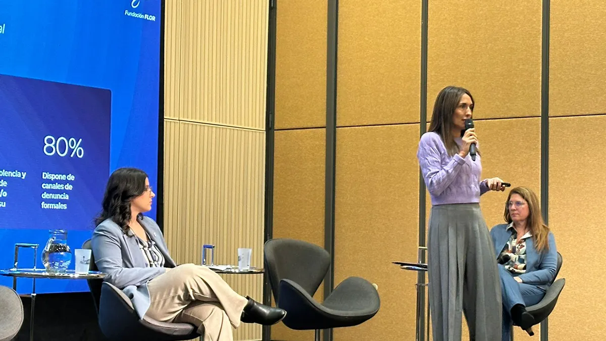 Panel de Fundación FLOR durante la presentación de datos sobre diversidad, equidad e inclusión en organizaciones reconocidas por sostener estrategias DEI.