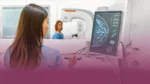 Profesional de salud observa una mamografía en una nota sobre salud mamaria, prevención del cáncer de mama y acceso a información para mujeres.