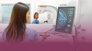 Profesional de salud observa una mamografía en una nota sobre salud mamaria, prevención del cáncer de mama y acceso a información para mujeres.