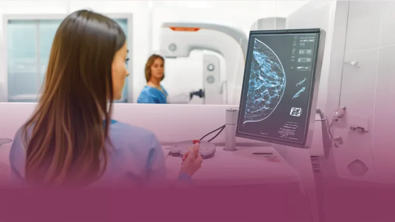 Profesional de salud observa una mamografía en una nota sobre salud mamaria, prevención del cáncer de mama y acceso a información para mujeres.