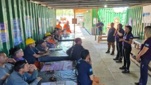Capacitación de UOCRA sobre seguridad y prevención de riesgos en una obra, en una nota sobre diversidad, salud laboral y entornos de trabajo más inclusivos.
