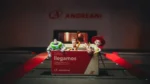 Caja de Andreani con juguetes en una cinta logística, en una nota sobre la campaña Juguetes que conectan para ampliar el acceso al juego en infancias en situación de vulnerabilidad.