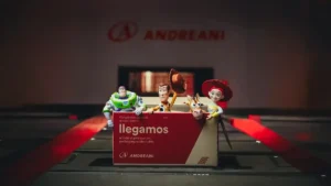 Caja de Andreani con juguetes en una cinta logística, en una nota sobre la campaña Juguetes que conectan para ampliar el acceso al juego en infancias en situación de vulnerabilidad.