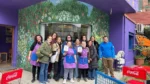 Integrantes y referentes de Casa Monarcas y Háblalo posan frente al espacio cultural y cafetería inclusiva, en una nota sobre accesibilidad comunicacional, tecnología e inclusión laboral.