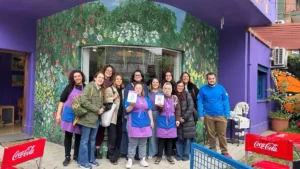 Integrantes y referentes de Casa Monarcas y Háblalo posan frente al espacio cultural y cafetería inclusiva, en una nota sobre accesibilidad comunicacional, tecnología e inclusión laboral.