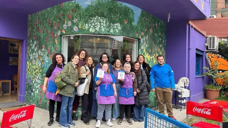 Integrantes y referentes de Casa Monarcas y Háblalo posan frente al espacio cultural y cafetería inclusiva, en una nota sobre accesibilidad comunicacional, tecnología e inclusión laboral.