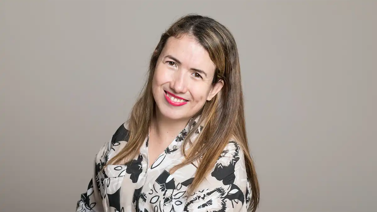 Daniela Aza, comunicadora y asesora en discapacidad e inclusión, en una entrevista sobre inclusión laboral, derechos y representaciones de las personas con discapacidad.