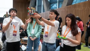 Estudiantes participan en una actividad de Potenciamos tu Talento, el programa de becas universitarias de Galicia orientado a impulsar oportunidades de formación y empleabilidad joven.