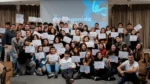 Jóvenes participantes de Sé Protagonista posan con certificados de capacitación, en una nota sobre empleabilidad joven y el programa de Fundación Reciduca.
