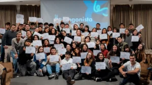 Jóvenes participantes de Sé Protagonista posan con certificados de capacitación, en una nota sobre empleabilidad joven y el programa de Fundación Reciduca.