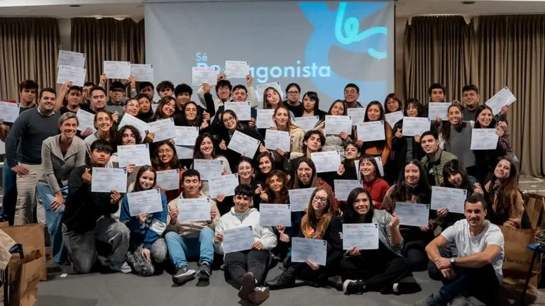 Jóvenes participantes de Sé Protagonista posan con certificados de capacitación, en una nota sobre empleabilidad joven y el programa de Fundación Reciduca.