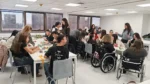 Estudiantes de diseño y jóvenes de Fundación Somos Diversity participan de una actividad textil colectiva de Tramas que nos unen, una iniciativa de inclusión, diseño y economía circular.