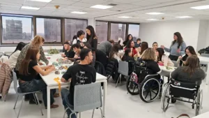 Estudiantes de diseño y jóvenes de Fundación Somos Diversity participan de una actividad textil colectiva de Tramas que nos unen, una iniciativa de inclusión, diseño y economía circular.