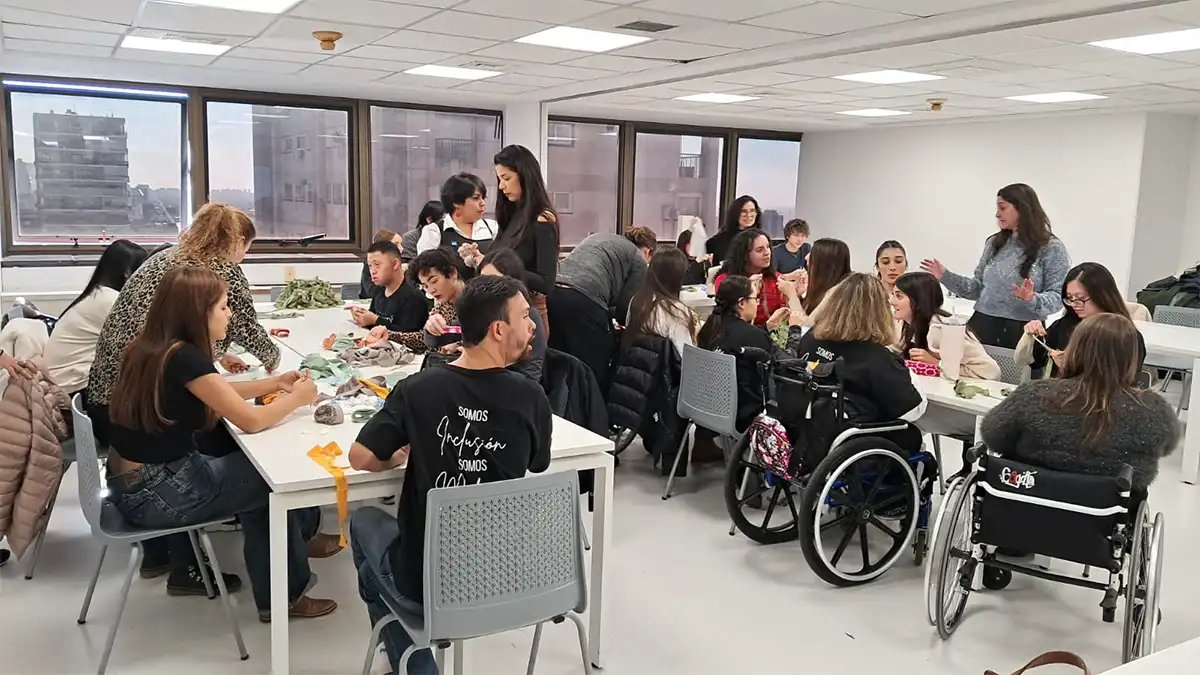 Estudiantes de diseño y jóvenes de Fundación Somos Diversity participan de una actividad textil colectiva de Tramas que nos unen, una iniciativa de inclusión, diseño y economía circular.