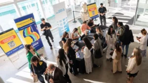 Asistentes participan de un encuentro de Unstereotype Alliance en Buenos Aires, en una nota sobre representación inclusiva, igualdad de género y comunicación responsable en América Latina.