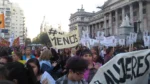 Velas encendidas y carteles en una conmemoración por víctimas de violencia de género y lesboodio, en una nota sobre discursos de odio, retrocesos y agendas que se abandonan.