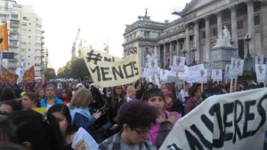 Velas encendidas y carteles en una conmemoración por víctimas de violencia de género y lesboodio, en una nota sobre discursos de odio, retrocesos y agendas que se abandonan.