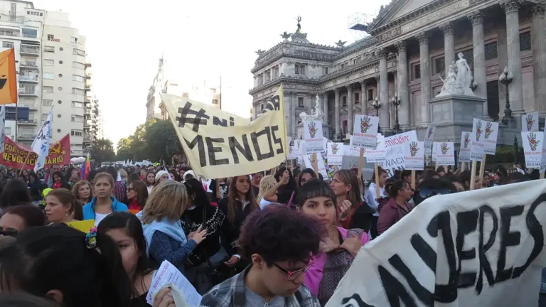 Velas encendidas y carteles en una conmemoración por víctimas de violencia de género y lesboodio, en una nota sobre discursos de odio, retrocesos y agendas que se abandonan.