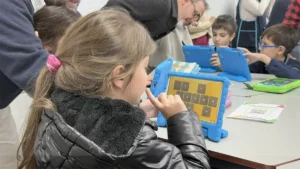 Niñas y niños utilizan tablets durante una actividad educativa en Vicente López, en una nota sobre el Índice NIDO y las oportunidades para el desarrollo de la primera infancia.