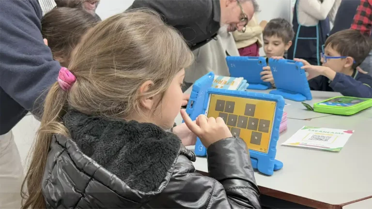 Niñas y niños utilizan tablets durante una actividad educativa en Vicente López, en una nota sobre el Índice NIDO y las oportunidades para el desarrollo de la primera infancia.