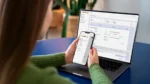 Persona usa la plataforma PuntoSafe en celular y computadora, en una nota sobre gestión de denuncias por violencia, acoso y discriminación en el ámbito laboral.