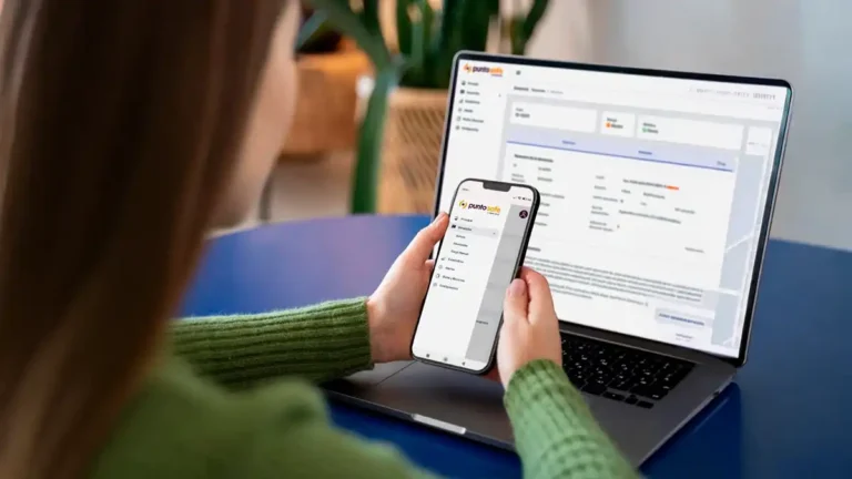 Persona usa la plataforma PuntoSafe en celular y computadora, en una nota sobre gestión de denuncias por violencia, acoso y discriminación en el ámbito laboral.