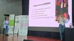 Dos expositoras se encuentran sobre el escenario del Congreso Internacional de Buenas Prácticas en Discapacidad de Vicente López. Una habla con micrófono y la otra observa; detrás, una pantalla titulada “Equipo de accesibilidad” enumera sus funciones y su enfoque de derechos.