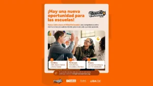 Gráfica naranja de #DesafíoEscuelas 2026 con dos estudiantes que chocan las manos en un aula. Resume la propuesta de educación financiera, quiénes participan y el premio de un aula tecnológica con 10 notebooks. Al pie figuran los logos de Finanzas a Mano, Galicia, Eidos y UBA CBC.