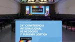 Auditorio vacío frente a un escenario iluminado con pantallas de GNETWORK360 BUE y franjas arcoíris; a la izquierda se ve la bandera del orgullo. En el sector inferior, una gráfica anuncia la 24.ª Conferencia Internacional de Negocios y Turismo LGBTIQ+, el 27 y 28 de agosto de 2026 en Hilton Buenos Aires.