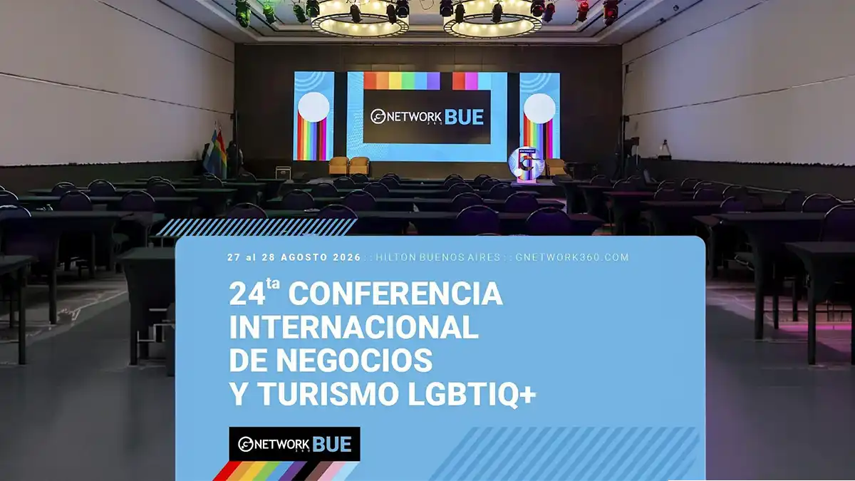 Auditorio vacío frente a un escenario iluminado con pantallas de GNETWORK360 BUE y franjas arcoíris; a la izquierda se ve la bandera del orgullo. En el sector inferior, una gráfica anuncia la 24.ª Conferencia Internacional de Negocios y Turismo LGBTIQ+, el 27 y 28 de agosto de 2026 en Hilton Buenos Aires.