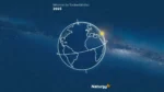 Portada del Informe de Sostenibilidad 2025 de Naturgy sobre un fondo azul estrellado. Un globo terráqueo delineado en blanco ocupa el centro, con líneas orbitales y un punto luminoso amarillo; el logotipo aparece en el sector inferior.