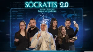 Seis integrantes del elenco de Sócrates 2.0 posan frente a una interfaz digital azul. En el centro, un hombre lleva un traje blanco y un casco con luces y cables; a su alrededor, los personajes expresan duda, sorpresa y entusiasmo ante la inteligencia artificial.