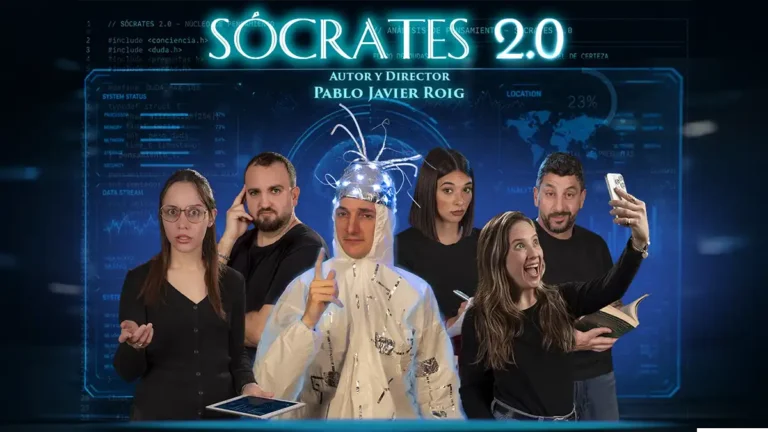 Seis integrantes del elenco de Sócrates 2.0 posan frente a una interfaz digital azul. En el centro, un hombre lleva un traje blanco y un casco con luces y cables; a su alrededor, los personajes expresan duda, sorpresa y entusiasmo ante la inteligencia artificial.