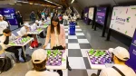 Candela Francisco juega una partida simultánea de ajedrez frente a jóvenes en la estación Las Heras del Subte.