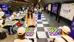 Candela Francisco juega una partida simultánea de ajedrez frente a jóvenes en la estación Las Heras del Subte.