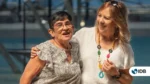 Dos mujeres mayores sonríen juntas, una de ellas con el brazo alrededor de la otra.