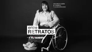 Mujer usuaria de silla de ruedas posa en un retrato en blanco y negro junto al título “Entre Retratos” y la frase “Historias sobre el trabajo y la discapacidad”.