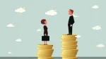 Ilustración de una mujer y un hombre de pie sobre pilas de monedas de distinta altura; la pila sobre la que está el hombre es más alta.
