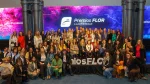 Grupo numeroso de participantes y organizaciones posa frente al escenario de los Premios FLOR a la Diversidad.