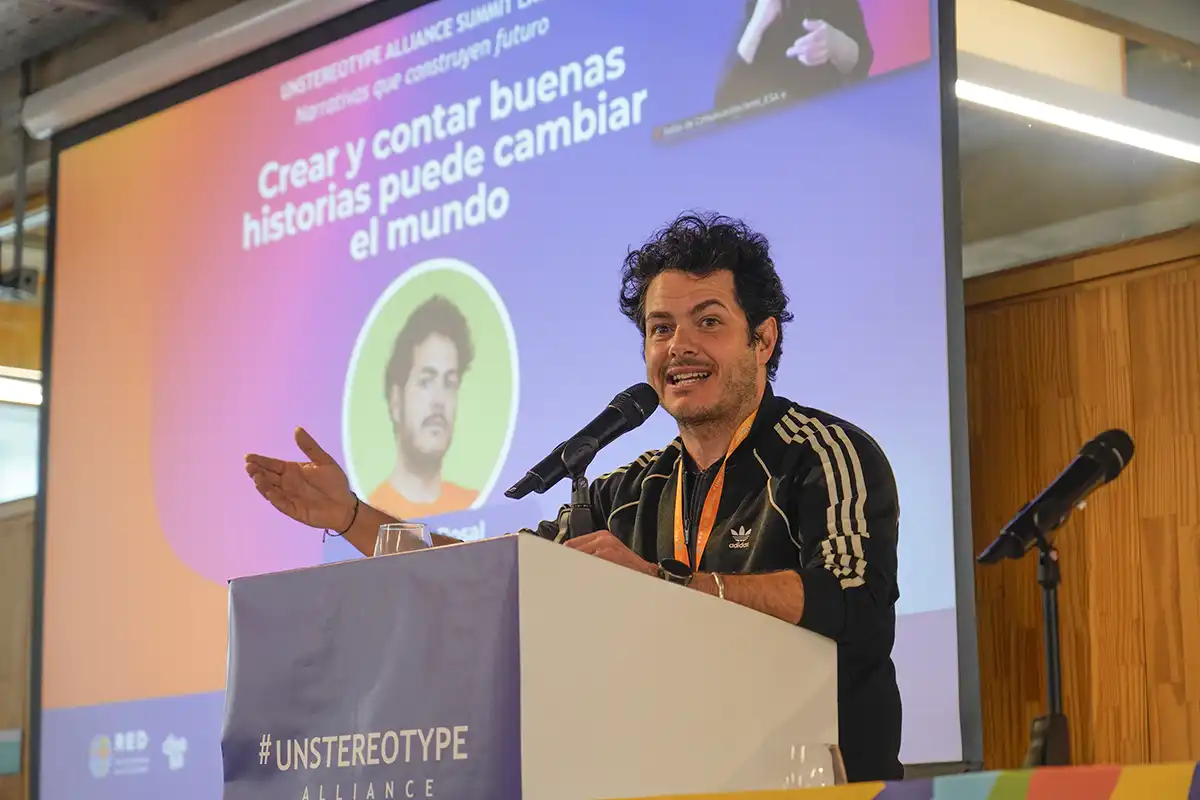 Alfonso Dosal, actor y vocero de ONU Mujeres México, presenta una charla sobre el poder de las historias para transformar estereotipos y construir nuevas masculinidades durante el Summit LATAM.
