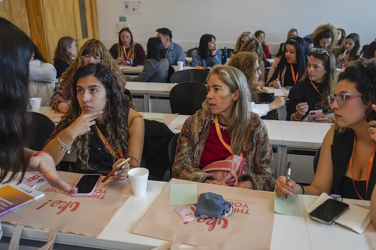 Participantes del Unstereotype Alliance Summit LATAM trabajan en pequeños grupos durante un taller sobre inteligencia artificial, representaciones y sesgos de género.