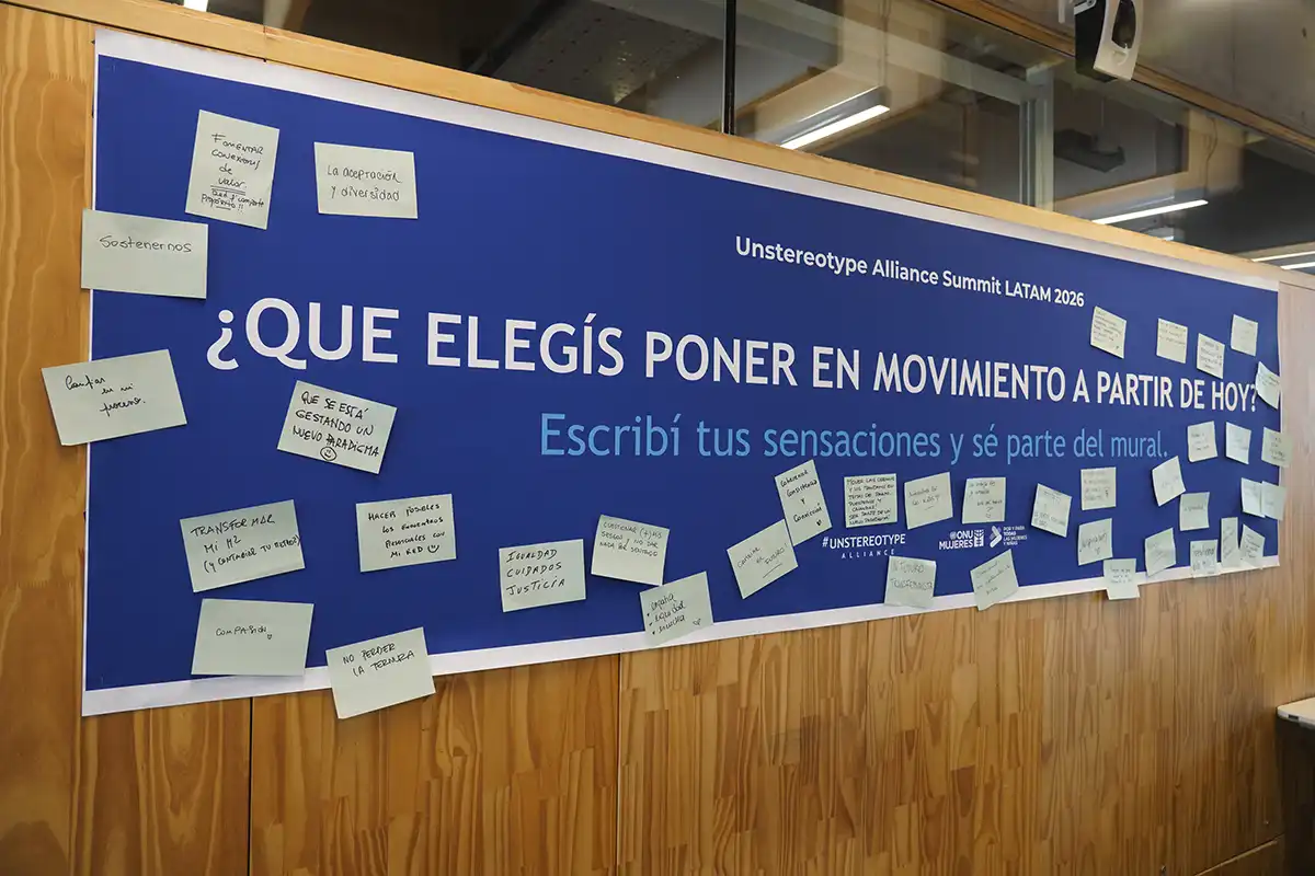 Mural participativo del Unstereotype Alliance Summit LATAM 2026 con notas manuscritas de asistentes. La consigna pregunta: “¿Qué elegís poner en movimiento a partir de hoy?”.