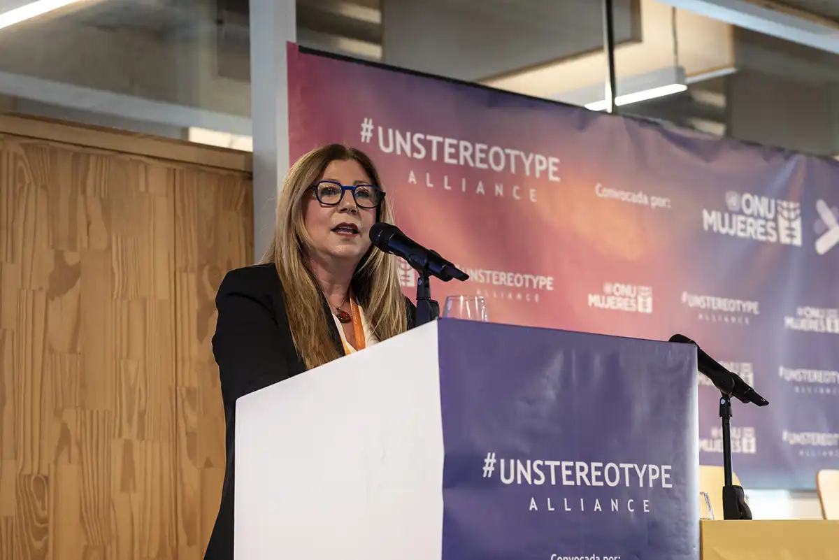 María José Sucarrat, directora de la R.E.D. de Empresas por la Diversidad de la Universidad Torcuato Di Tella, habla en el Unstereotype Alliance Summit LATAM 2026.