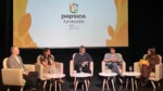 Cinco participantes de un panel conversan sentados en sillones sobre un escenario, frente a una pantalla con el logotipo de Fundación PepsiCo y la inscripción «20 años Argentina», durante el encuentro #PEPForum.