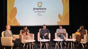Cinco participantes de un panel conversan sentados en sillones sobre un escenario, frente a una pantalla con el logotipo de Fundación PepsiCo y la inscripción «20 años Argentina», durante el encuentro #PEPForum.