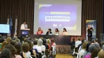 Auditorio con numerosas personas frente a un escenario donde cuatro expositoras participan de un panel y un hombre se encuentra junto a un atril. A la derecha, una intérprete de lengua de señas. En la pantalla central se lee «Bienvenidos» y «10.ª Jornada de Vida Independiente».