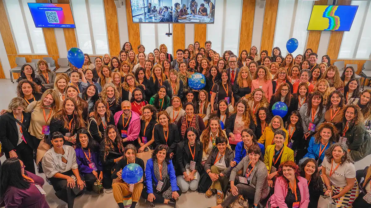 Vista general del Unstereotype Alliance Summit LATAM 2026, convocado por ONU Mujeres. Una oradora realiza la apertura institucional frente a un auditorio con numerosas personas asistentes.
